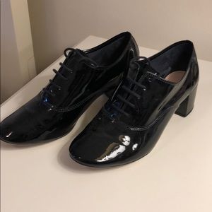 1 pair of black patent leather oxfords